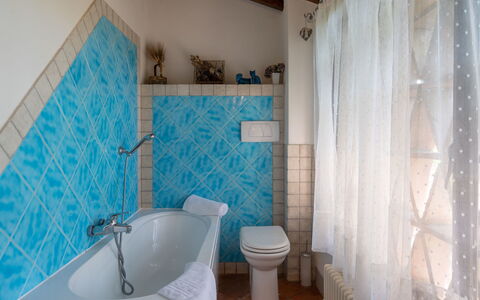 Villa Alba: Bagno, Proprietà, Camera, Blu, Pavimento, Turchese, Interior Design, Vasca Da Bagno, Parete, Tenda