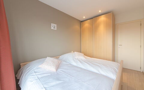 Bredene 730: Camera Da Letto, Letto, Camera, Proprietà, Mobilia, Lenzuolo, Telaio Del Letto, Bedding, Pavimento, Parete