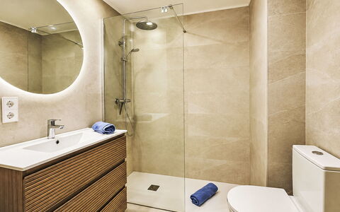 Vista al Mar: Pavimentazione, Pavimento, Parete, Idraulico Fixture, Interior Design, Bagno, Mobiletto Del Bagno, Gabinetto, Specchio, Lavandino Del Bagno