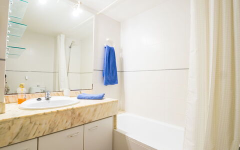Vista al Mar: Bagno, Camera, Proprietà, Interior Design, Piastrella, Mobilia, Parete, Costruzione, Pavimento, Mobiletto Del Bagno