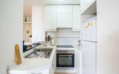 Vista al Mar: Proprietà, Camera, Bianca, Cucina, Controsoffitto, Mobilia, Interior Design, Casa, Costruzione, Giallo