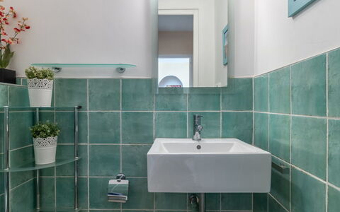 Bonica: Bagno, Piastrella, Rubinetto, Camera, Proprietà, Turchese, Ceramica, Bagno Accessorio, Parete, Idraulico Fixture