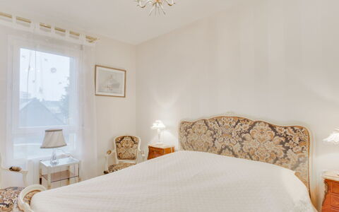 Le Hoche: Mobilia, Proprietà, Costruzione, Finestra, Azzurro, Comfort, Legna, Tessile, Shade, Interior Design