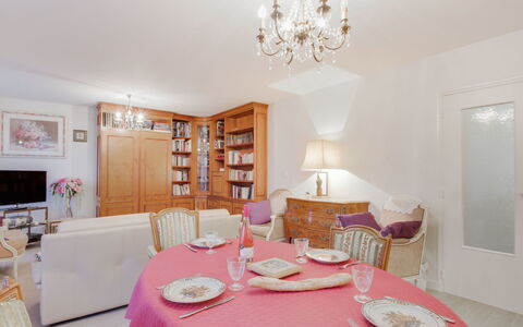Le Hoche: Tavolo, Mobilia, Proprietà, Tavola, Sedia, Cabinetry, Interior Design, Illuminazione, Legna, Tovaglia
