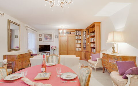 Le Hoche: Tavolo, Mobilia, Cornice, Proprietà, Sedia, Cabinetry, Cassetto, Illuminazione, Legna, Interior Design