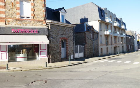 Le Hoche: Cielo, Finestra, Costruzione, Zona Residenziale, Asfalto, Casa, Manto Stradale, Street Luce, Immobiliare, Facciata