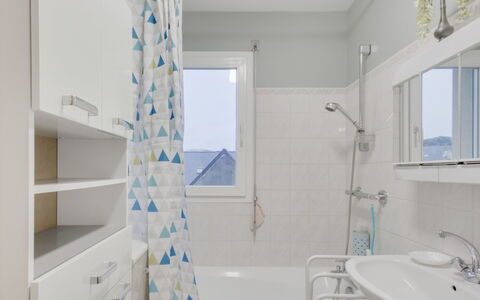 Le Hoche: Proprietà, Idraulico Fixture, Lavello, Rubinetto, Specchio, Blu, Finestra, Bagno, Viola, Interior Design