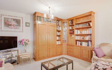 Le Hoche: Mobilia, Proprietà, Cornice, Tavolo, Legna, Scaffalature, Illuminazione, Mensola, Interior Design, Architettura