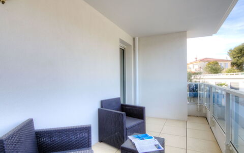 Carqueiranne 101: Camera, Interior Design, Parete, Divano, Pavimento, Pavimentazione, Immobiliare, Soffitto, Soggiorno, Divano Letto