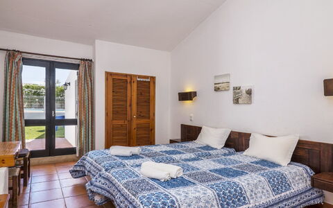 Villa Jacaranda V3: Camera Da Letto, Mobilia, Camera, Letto, Proprietà, Lenzuolo, Bedding, Telaio Del Letto, Pavimento, Interior Design