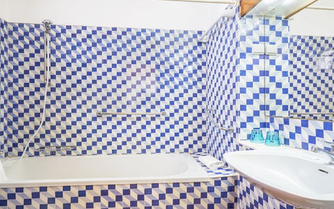 Villa Jacaranda V3: Bagno, Blu, Tenda Doccia, Camera, Piastrella, Proprietà, Parete, Tenda, Interior Design, Bagno Accessorio