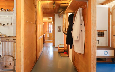 Chalet Ahorni: Costruzione, Legna, Interior Design, Casa, Pavimento, Pavimentazione, Latifoglie, Porta, Soffitto