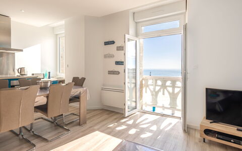 Roch Maria: Camera, Proprietà, Interior Design, Mobilia, Pavimento, Costruzione, Casa, Soggiorno, Soffitto, Immobiliare