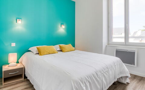 Roch Maria: Camera Da Letto, Letto, Mobilia, Lenzuolo, Camera, Proprietà, Parete, Bedding, Pavimento, Interior Design