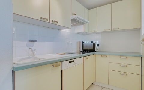 Les Écureuils: Controsoffitto, Cabinetry, Lavandino Della Cucina, Rubinetto, Lavello, Cucina Stufa, Cucina, Elettrodomestico Da Cucina, Legna, Cassetto