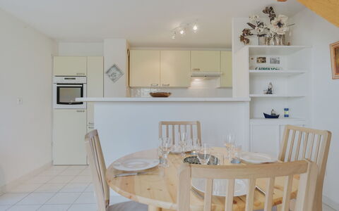 Les Écureuils: Mobilia, Proprietà, Tavolo, Cabinetry, Legna, Sedia, Mensola, Interior Design, Illuminazione, Controsoffitto