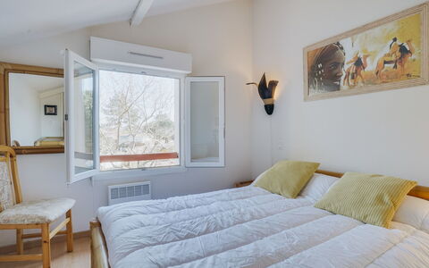 Les Écureuils: Mobilia, Proprietà, Costruzione, Cornice, Finestra, Bianca, Comfort, Azzurro, Interior Design, Legna