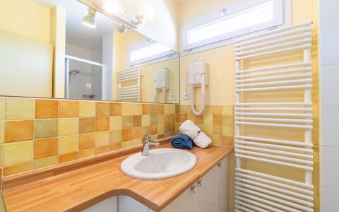 Les Ilaires: Specchio, Idraulico Fixture, Rubinetto, Lavello, Proprietà, Bagno, Lavandino Del Bagno, Costruzione, Legna, Interior Design