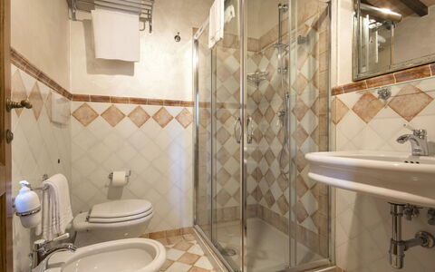 Giglio: Bagno, Proprietà, Camera, Interior Design, Piastrella, Idraulico Fixture, Parete, Immobiliare, Architettura, Pavimento