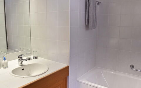Romarin 220: Bagno, Rubinetto, Proprietà, Piastrella, Camera, Idraulico Fixture, Parete, Bagno Accessorio, Pavimento, Interior Design
