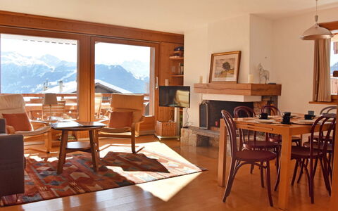 Romarin 220: Camera, Mobilia, Proprietà, Pavimento, Tavolo, Sala Da Pranzo, Costruzione, Interior Design, Latifoglie, Pavimento In Legno
