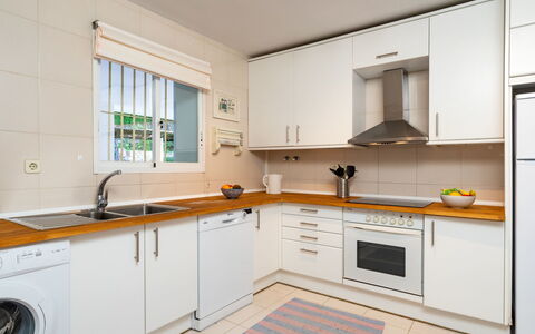 Mirador Ii: Proprietà, Camera, Cucina, Cabinetry, Mobilia, Controsoffitto, Giallo, Interior Design, Costruzione, Immobiliare