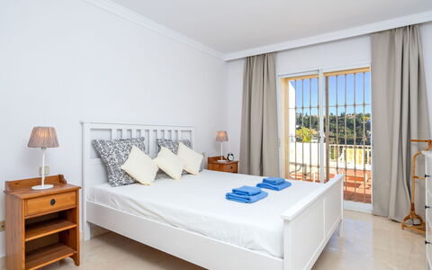 Mirador Ii: Camera Da Letto, Mobilia, Letto, Camera, Lenzuolo, Materasso, Proprietà, Telaio Del Letto, Interior Design, Bedding