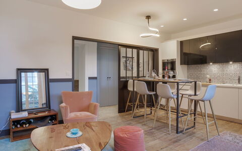 Dinard 189: Mobilia, Tavolo, Proprietà, Sedia, Legna, Illuminazione, Interior Design, Soggiorno, Pavimentazione, Pavimento