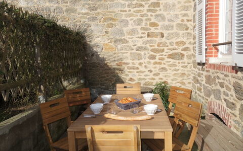Dinard 189: Tavolo, Proprietà, Mobilia, Finestra, Pianta, Legna, Tavola, Costruzione, Sedia, Interior Design