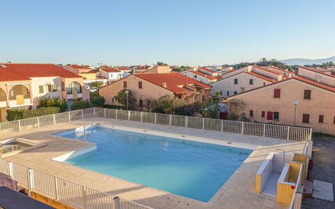Les Patios du Barcarès: Acqua, Cielo, Proprietà, Costruzione, Pianta, Finestra, Piscina, Azzurro, Casa, Albero