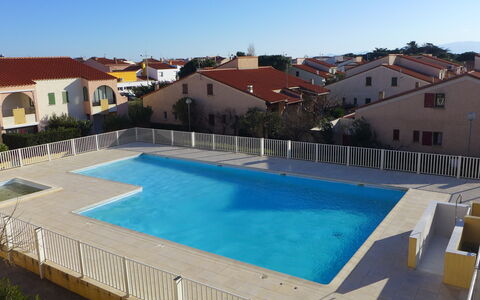 Les Patios du Barcarès: Acqua, Cielo, Costruzione, Proprietà, Piscina, Pianta, Finestra, Azzurro, Rettangolo, Shade