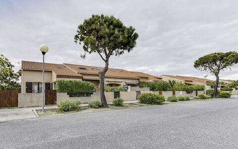 Le Barcarès 545: Nube, Cielo, Pianta, Costruzione, Manto Stradale, Albero, Asfalto, Lotto, Casa, Erba