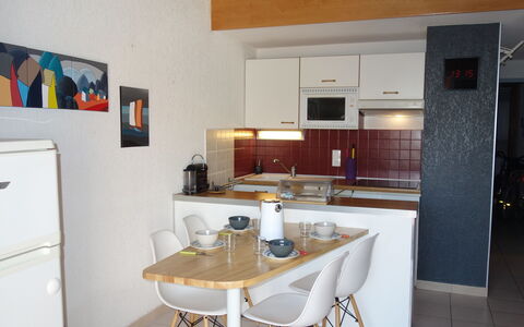 Le Barcarès 545: Proprietà, Mobilia, Cabinetry, Tavolo, Cornice, Controsoffitto, Legna, Interior Design, Arancia, Cucina Stufa