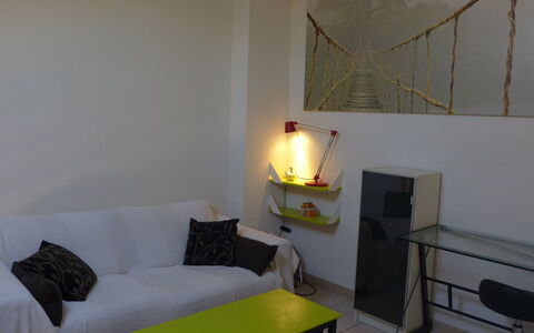 Le Barcarès 545: Mobilia, Proprietà, Comfort, Costruzione, Legna, Interior Design, Tavolo, Architettura, Cuscino, Pavimento