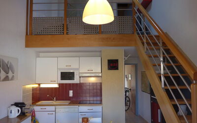 Hameau des Tamarins 545.1: Cabinetry, Proprietà, Controsoffitto, Legna, Interior Design, Architettura, Illuminazione, Cucina, Elettrodomestico Da Cucina, Cucina Stufa
