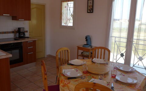 Les Fauvettes: Tavolo, Costruzione, Cabinetry, Mobilia, Proprietà, Finestra, Sedia, Tavola, Dishware, Controsoffitto