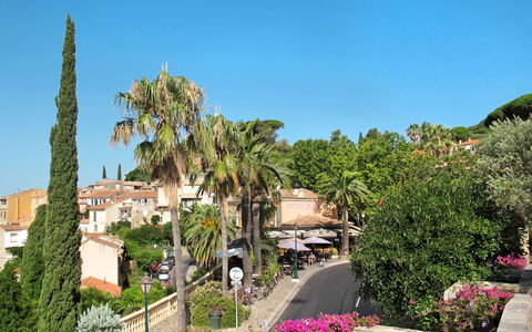 Bormes-Les-Mimosas 610: Tavolo, Mobilia, Pianta, Cielo, Proprietà, Sedia, Costruzione, Nube, Interior Design, Tavola