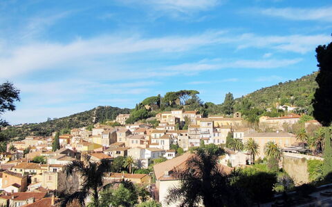 Bormes-Les-Mimosas 610: Tavolo, Mobilia, Pianta, Cielo, Proprietà, Sedia, Costruzione, Nube, Interior Design, Tavola