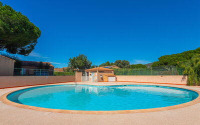 Bormes-Les-Mimosas 610: Acqua, Cielo, Giorno, Proprietà, Blu, Piscina, Pianta, Albero, Rettangolo, Tempo Libero