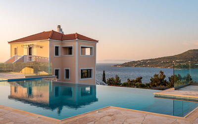 Samos Town 1: Acqua, Cielo, Costruzione, Proprietà, Azzurro, Finestra, Località Balneare, Casa, Legna, Piscina
