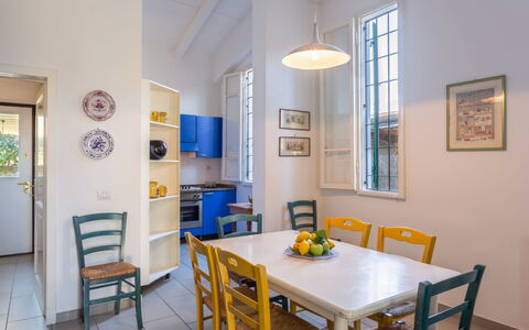 Anita: Camera, Proprietà, Sala Da Pranzo, Mobilia, Giallo, Interior Design, Costruzione, Tavolo, Soffitto, Pavimento