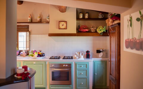 Villa Solaria: Cabinetry, Controsoffitto, Proprietà, Costruzione, Cucina, Interior Design, Legna, Elettrodomestico Da Cucina, Arancia, Pavimentazione