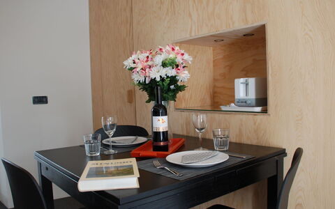 Rossella: Camera, Proprietà, Tavolo, Mobilia, Interior Design, Tavolino Da Caffè, Casa, Costruzione, Immobiliare, Sala Da Pranzo