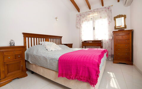 Nina Rose: Camera Da Letto, Letto, Mobilia, Camera, Lenzuolo, Proprietà, Telaio Del Letto, Bedding, Interior Design, Soffitto