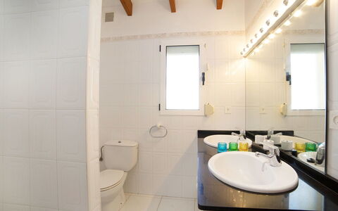 Nina Rose: Bagno, Proprietà, Camera, Interior Design, Lavello, Costruzione, Architettura, Piastrella, Casa, Parete