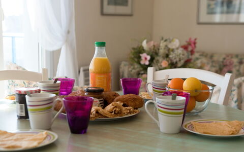 Hoédic: Cibo, Tavolo, Tavola, Mobilia, Dishware, Tazza, Cornice, Arancia, Bottiglia, Interior Design