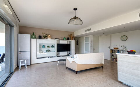 Fréjus 853: Cabinetry, Proprietà, Mobilia, Controsoffitto, Cucina, Televisione, Divano, Illuminazione, Pianta Della Casa, Elettrodomestico