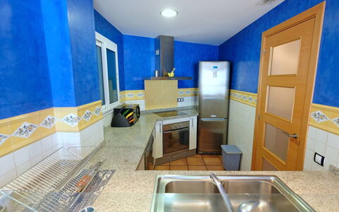 Playasol 1: Camera, Proprietà, Interior Design, Costruzione, Casa, Giallo, Immobiliare, Mobilia, Bagno, Pavimento