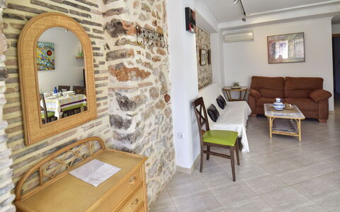 Caseta Blanqueta: Mobilia, Proprietà, Specchio, Tavolo, Legna, Cabinetry, Soggiorno, Interior Design, Giallo, Sedia