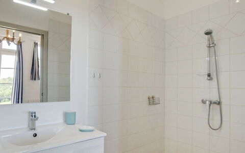 Les Écuries de Callenville: Specchio, Lavello, Idraulico Fixture, Proprietà, Soffione Doccia, Mobiletto Del Bagno, Bagno, Rubinetto, Doccia